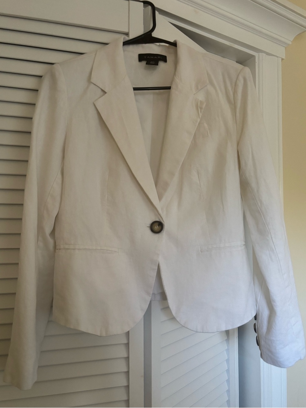 Tahari White Linen Blend Women's Blazer. Fully lined.